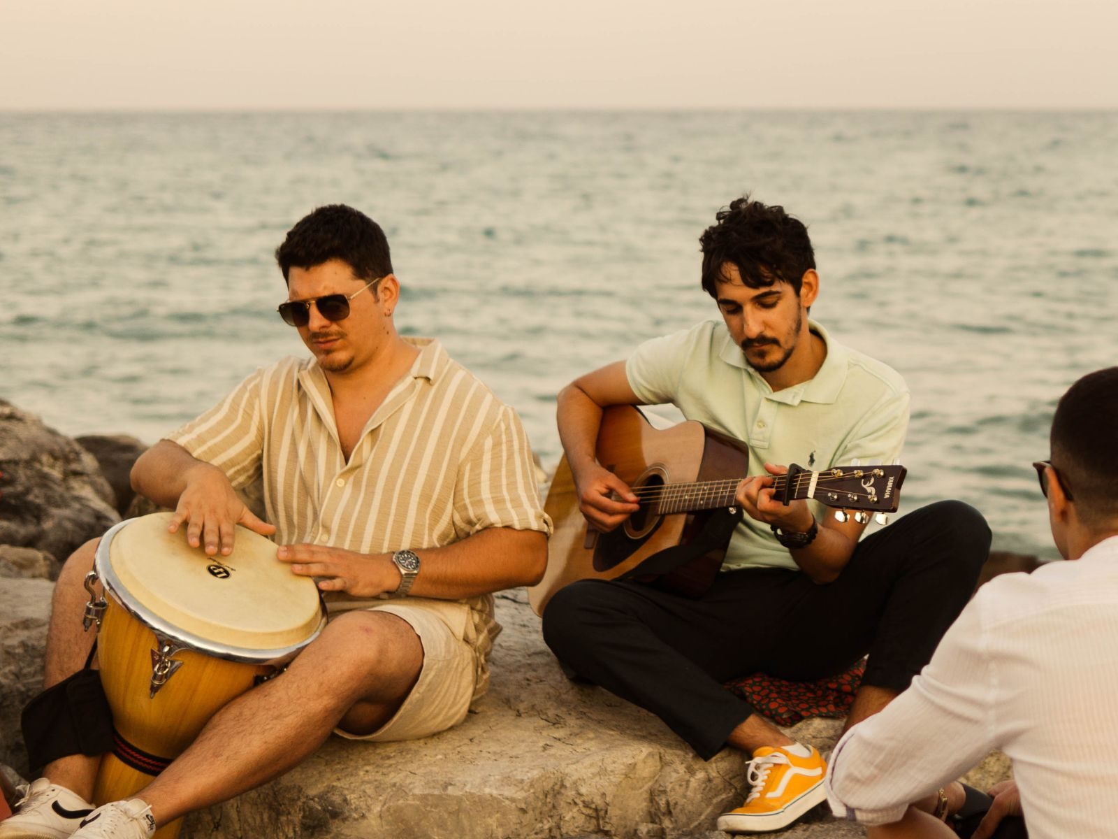 SUNAM - tre musicisti suonano al tramonto sugli scogli