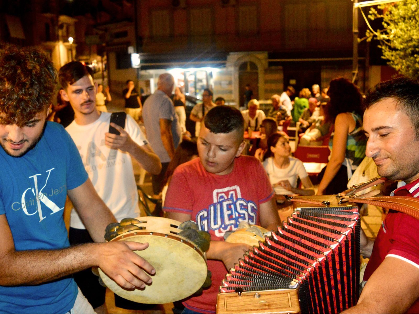 SUNAM - musicisti spontanei suonano tamburello e fisarmonica