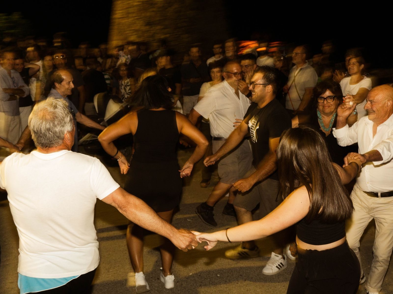 SUNAM - un girotondo di persone che ballano insieme
